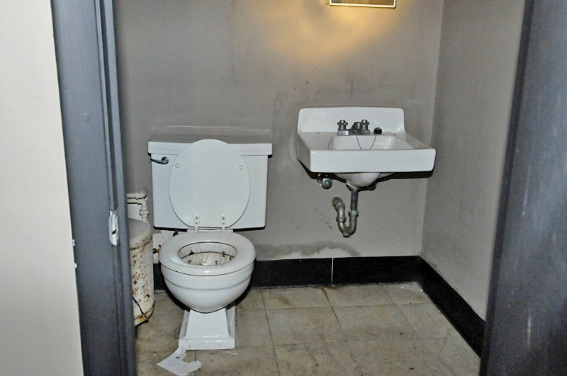 SORG_COMMERCIAL_BLDG_STOREFRONT_RESTROOM